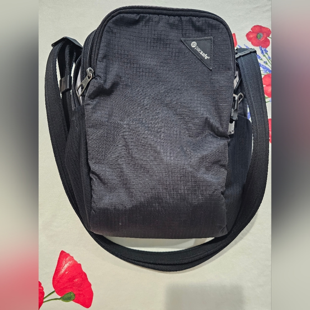 Pacsafe Vibe200 Crossbody in black